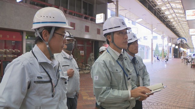 パトロールを実施する市の担当者　岡山・北区表町