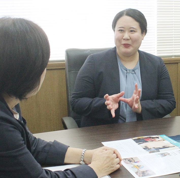 下村町長（左）に「東南アジア青年の船」参加への意気込みを話す水口さん＝明和町役場で