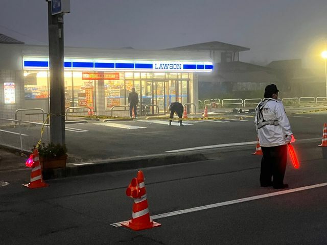 鑑識作業が行われている現場のコンビニエンスストア（15日午前5時半）