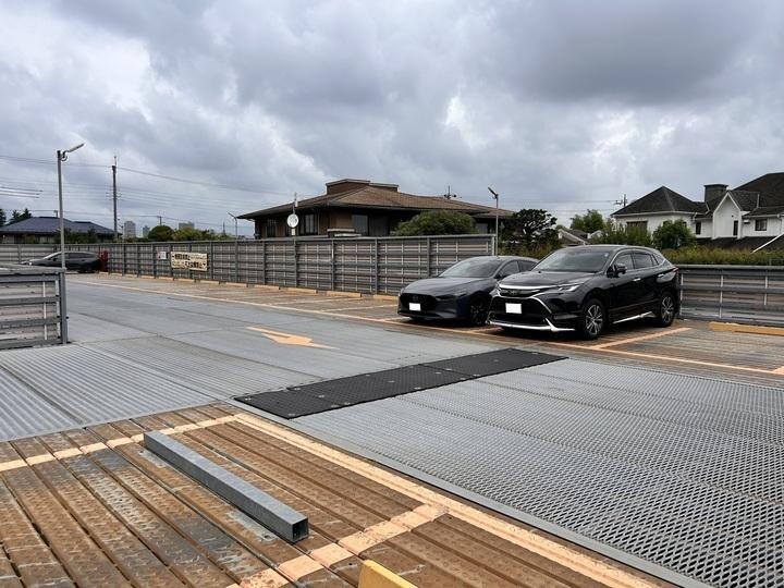 空いてる駐車場なのにわざわざ隣に停める心理。トナラー対策どうする？