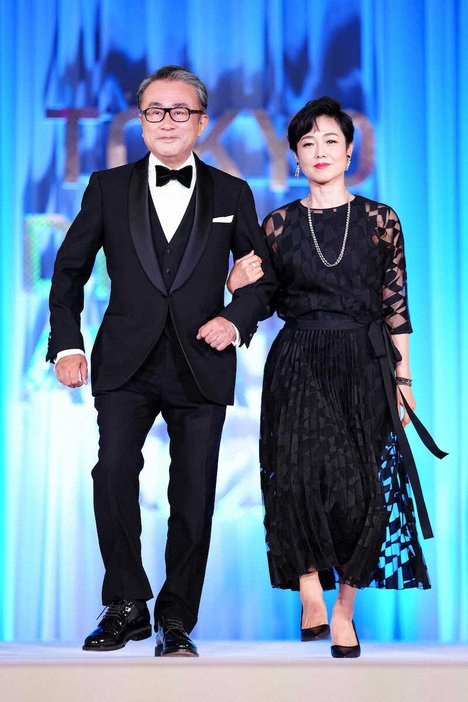 登壇する司会の三谷幸喜氏と有働由美子（撮影・会津　智海）