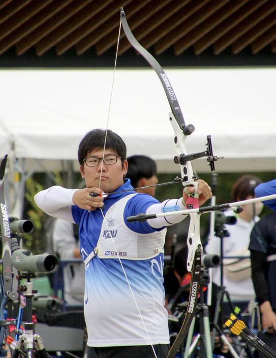 現役最後の試合となる全日本選手権に出場したアーチェリー男子の古川高晴＝夢の島公園アーチェリー場