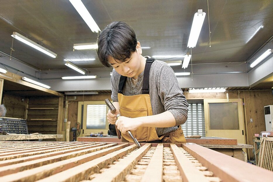 地域おこし協力隊員として文化財修復作業に携わり始めた川北さん