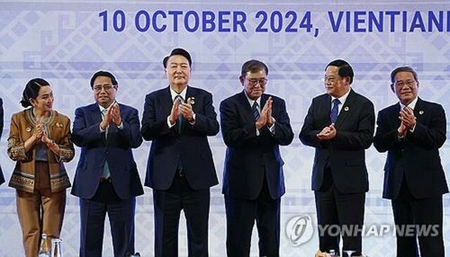 ASEANプラス3首脳会議に出席した韓国の尹錫悦大統領（左から3人目）と日本の石破茂首相（同4人目）ら＝10日、ビエンチャン（聯合ニュース）