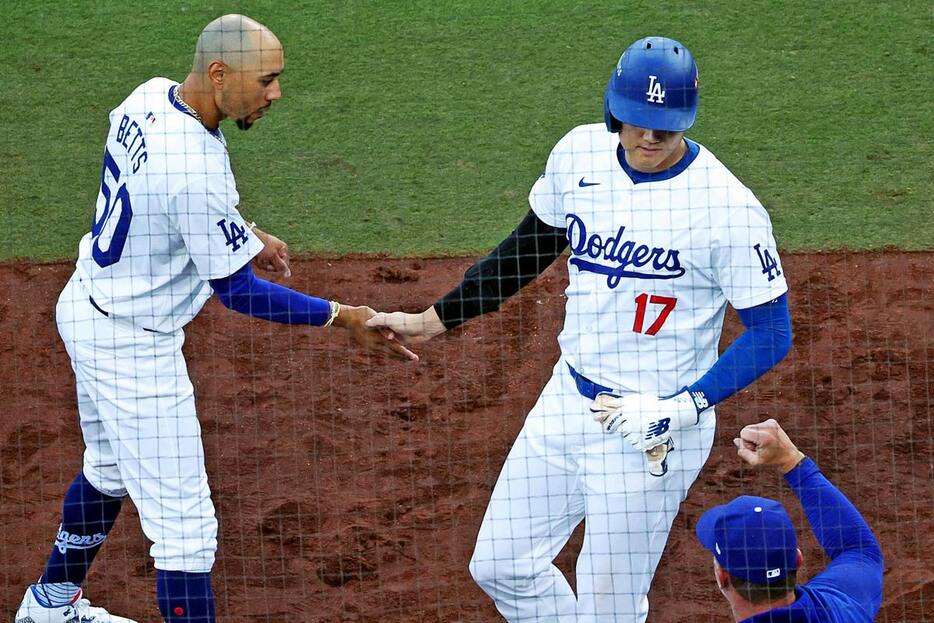 ムーキー・ベッツと大谷翔平（ロイター＝USA　TODAY　Sports)