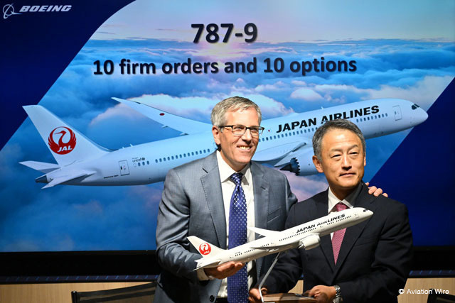 ファンボロー航空ショーで787-9の正式発注を発表するJALの中川由起夫調達本部長（右）ら＝24年7月22日 PHOTO: Tadayuki YOSHIKAWA/Aviation Wire