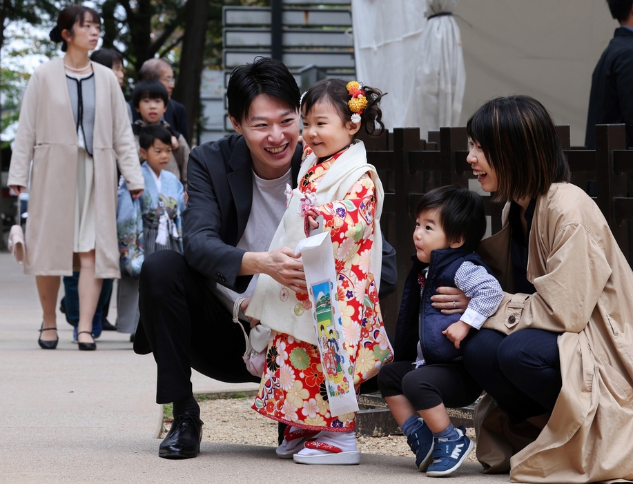 華やかな着物に身を包み、家族で七五三参りに訪れた子ども