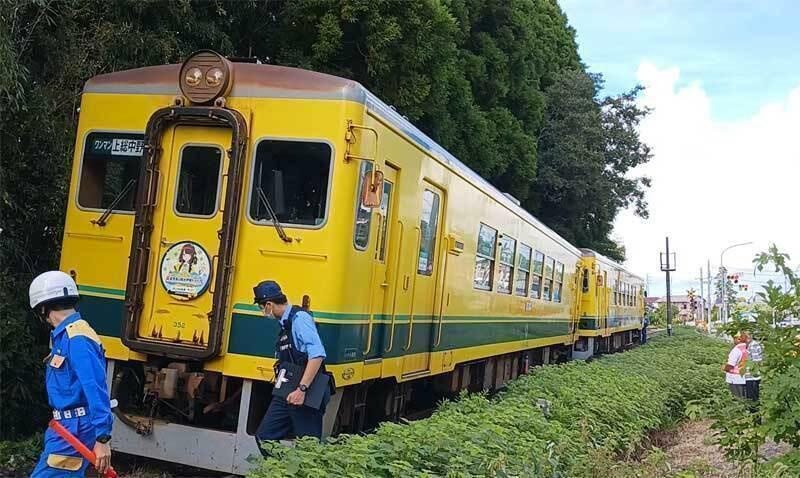 脱線したいすみ鉄道の車両=4日午前、いすみ市苅谷