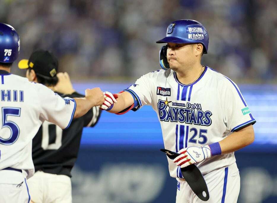 【プロ野球日本シリーズDeNA対ソフトバンク第1戦】9回　DeNA・筒香嘉智が右安打を放つ＝横浜スタジアム（撮影・荒木孝雄）