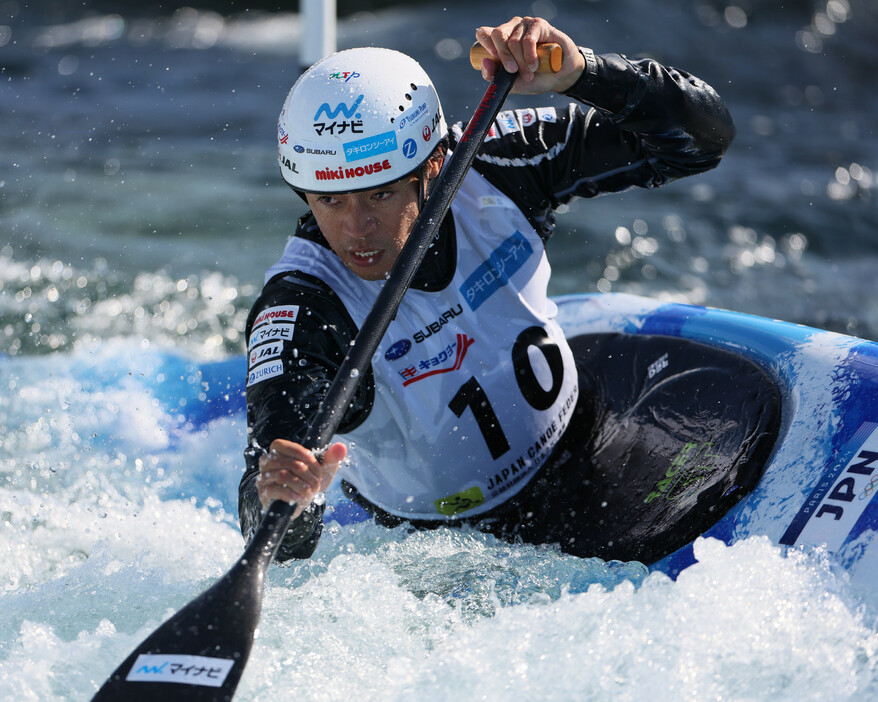 カヌー・スラロームのＮＨＫ杯全日本競技大会。男子カナディアンシングル決勝は五輪５大会連続出場の羽根田卓也がペナルティーなしの１０２．４４点で制した＝２０日、東京都江戸川区のカヌー・スラロームセンター