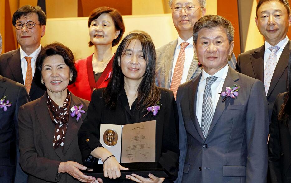 17日、ソウルで開かれた行事に出席した作家のハン・ガンさん（中央）（韓国取材団提供・共同）