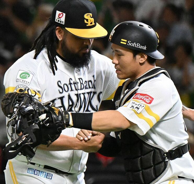 試合に勝利し、オスナ（左）と握手する海野（撮影・穴井友梨）