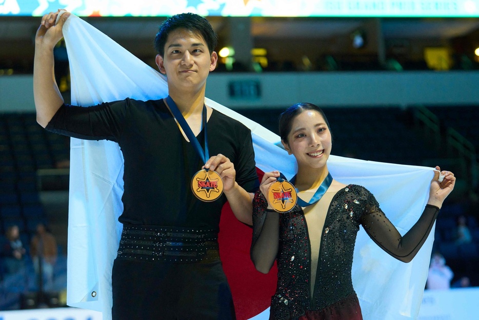 24-25フィギュアスケートグランプリシリーズ第1戦、スケート・アメリカ、ペア。優勝を飾り、表彰式で喜ぶ三浦璃来/木原龍一組（2024年10月19日撮影）。【翻訳編集】 AFPBB News