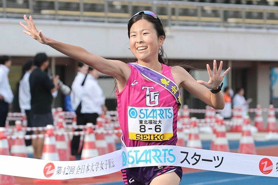 ゴールする東北福祉大６区の小林日香莉（カメラ・関口　俊明）