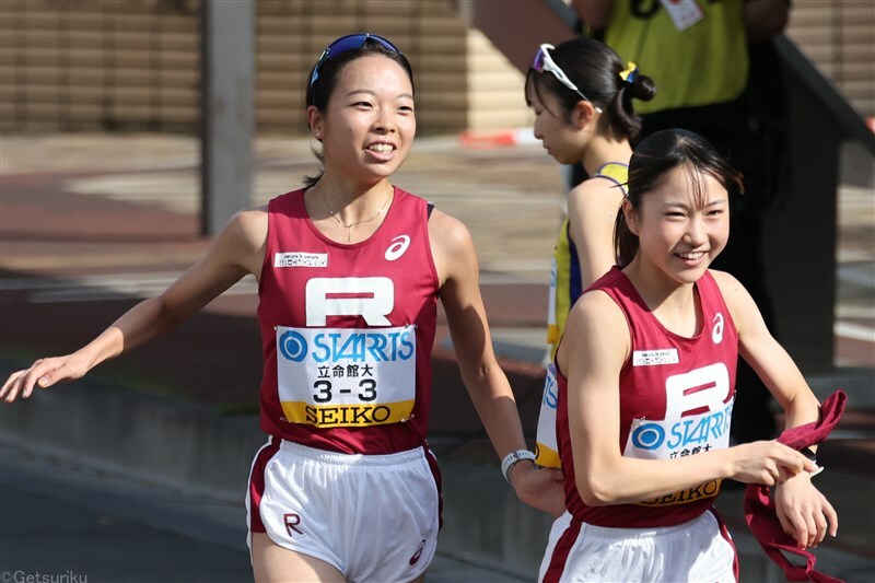 9年ぶり優勝を飾った立命大の3区・村松灯（左）と4区・池田悠音