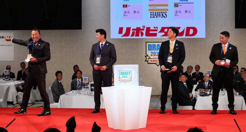 ＜2024プロ野球ドラフト会議＞関西大・金丸の交渉権を引き当てガッツポーズする中日・井上監督（左橋）（撮影・尾崎　有希）