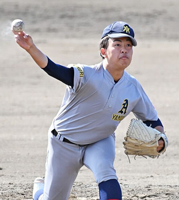 【聖光学院－青森山田】6回表無死一、三塁のピンチで登板し無失点で切り抜けた青森山田のエース下山。粘投実らず7回に勝ち越し点を許した＝ヨークいわきスタジアム