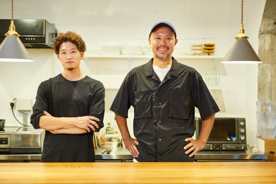 左から料理人の西村悠佑さん、オーナーの宮崎聡史さん