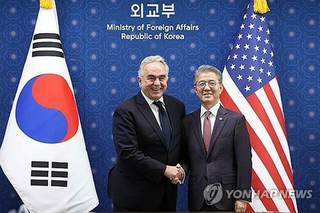 会談で握手を交わす韓国外交部の金烘均第1次官（右）とキャンベル米国務副長官＝16日、ソウル（聯合ニュース）