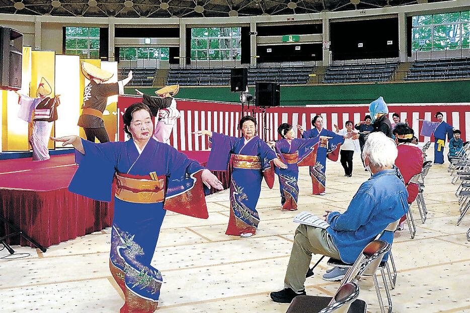 舞台で日頃の稽古の成果を披露する出演者＝高岡市の東洋通信スポーツセンター