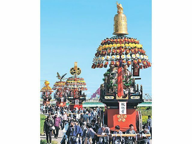 枇杷首神社に向かって進む４基の曳山＝射水市枇杷首