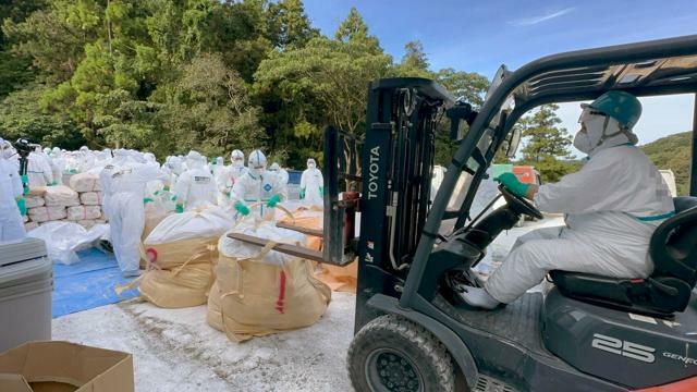 殺処分された鶏を運ぶ人たち=島根県大田市、島根県提供