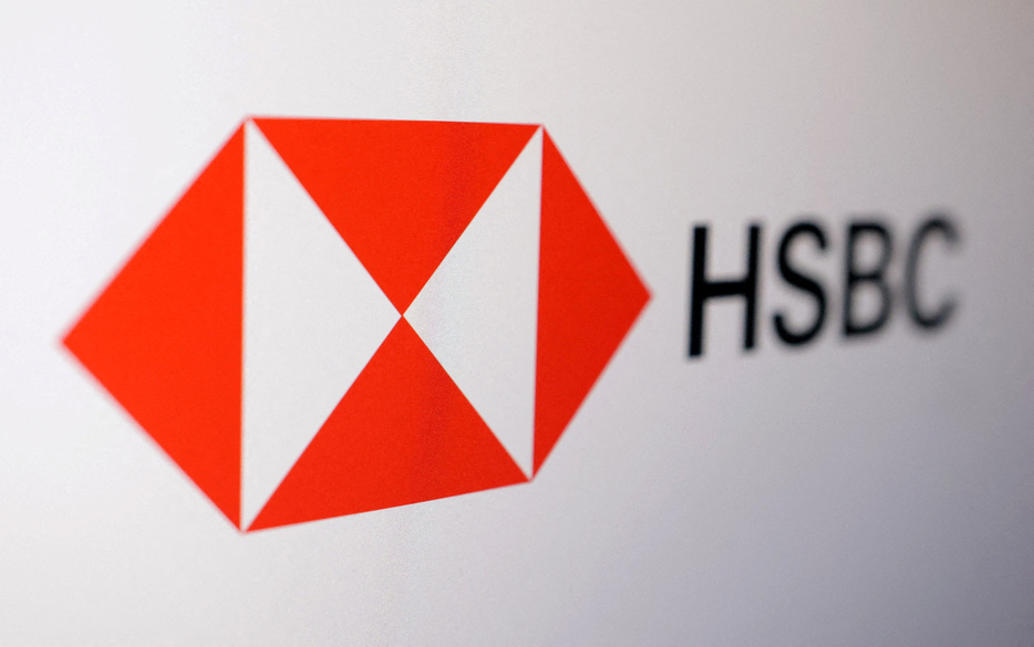 英金融大手ＨＳＢＣのジョルジュ・エレデリー最高経営責任者（ＣＥＯ）が最大３億ドルのコスト削減策を検討しており、上級職が削減の対象になると英紙フィナンシャル・タイムズが１０日、関係者の話として報じた。写真はHSBCのロゴマーク。２０２３年撮影（２０２４年　ロイター／Dado Ruvic）