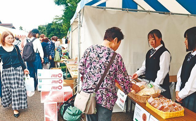 「りゅうりゅう」に訪れる来場者とにぎわうマルシェ