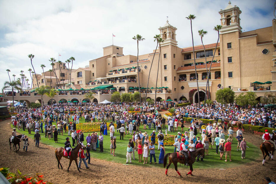 デルマー競馬場のパドック（C）Del　Mar　Thoroughbred　Club