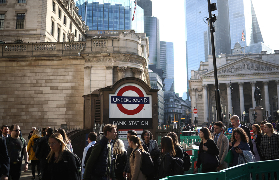 　１０月８日、英国立統計局（ＯＮＳ）が公表したデータによると、２０２３年半ば時点の英人口は１年前から１％増加し、６８３０万人となった。写真は英ロンドンで昨年５月撮影（２０２４　ロイター／Henry Nicholls）