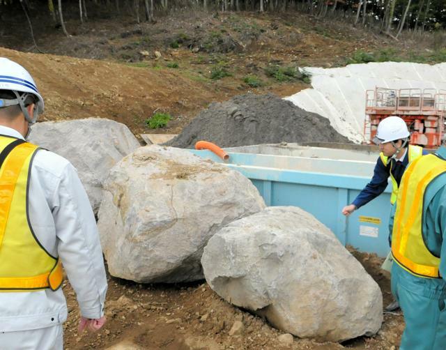 北海道や沿線自治体、国などの視察団は、北海道新幹線の羊蹄トンネル工事で出た巨大な岩を視察した=2024年10月11日午後、北海道ニセコ町、上地兼太郎撮影