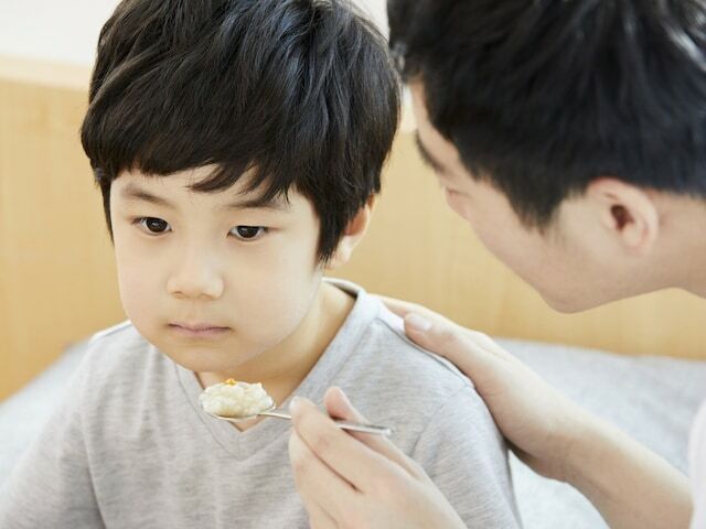 「毎日、同じ食品ばかり食べる」「特定の食品は嫌がって食べない」――。食べ物に対するこだわりがみられる偏食の子どもたち。親としては、栄養の偏りが心配です。鶴見大学短期大学部  短期大学部 保育科 准教授の河合高鋭先生に、偏食との関わり方について伺いました。