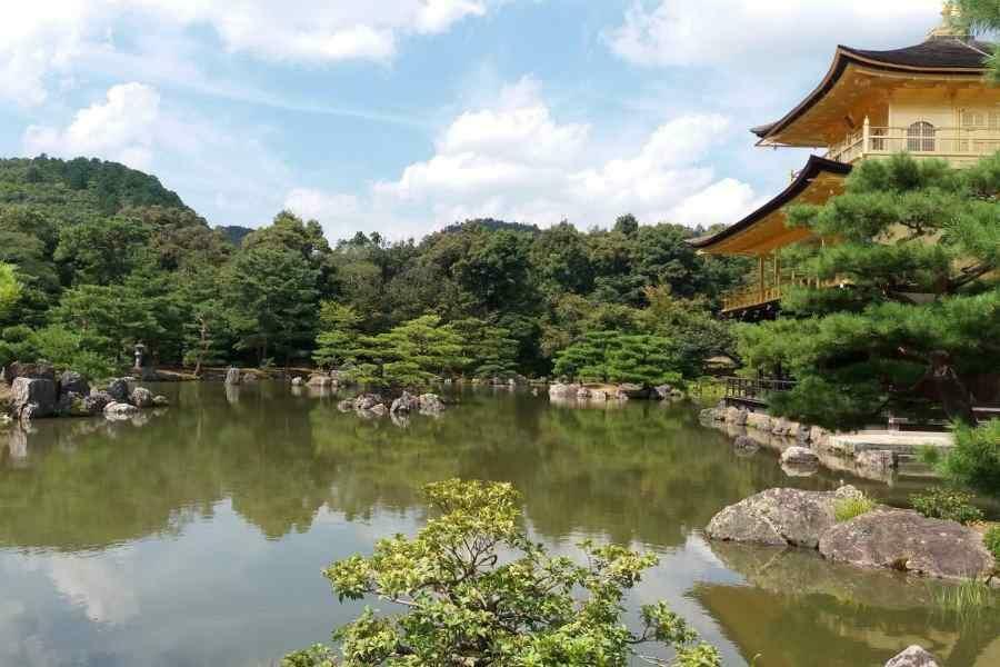 太陽が差し込むとさらにキラキラ輝く金閣寺に感動【写真提供：カリン】