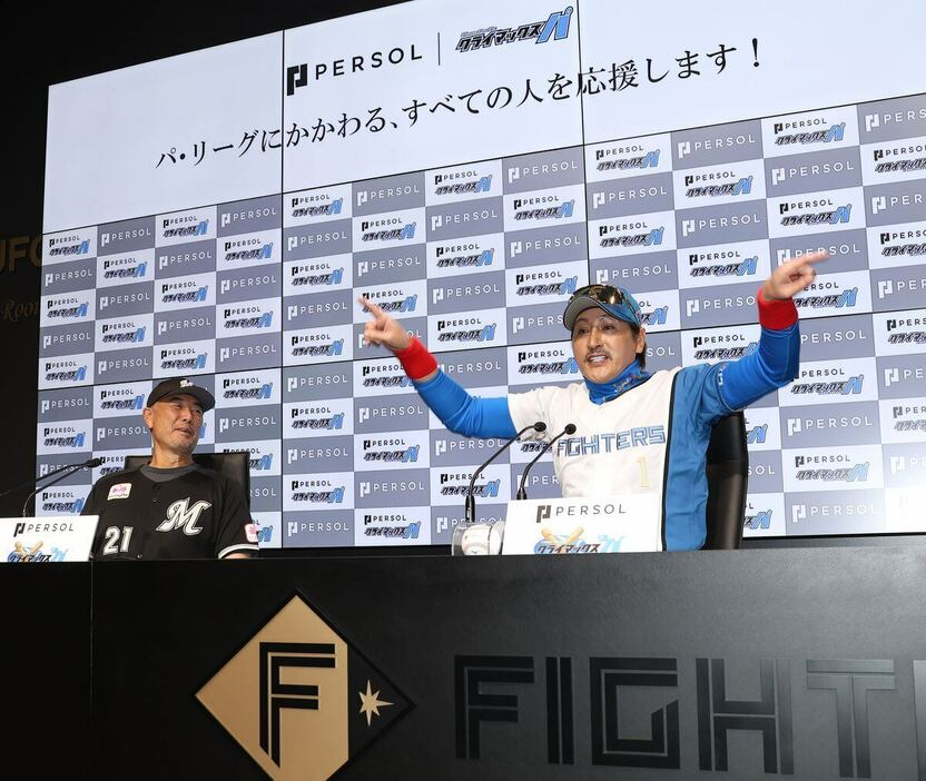 前日会見に臨む（左から）ロッテ・吉井理人監督、日本ハム・新庄剛志監督＝エスコンフィールド北海道（撮影・三浦幸太郎）