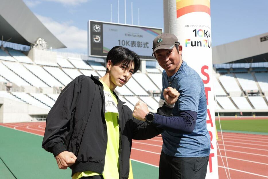 「大阪マラソン　SEASON　TRIAL　2024」で10キロの部に出走した左から佐野文哉、岩田稔氏