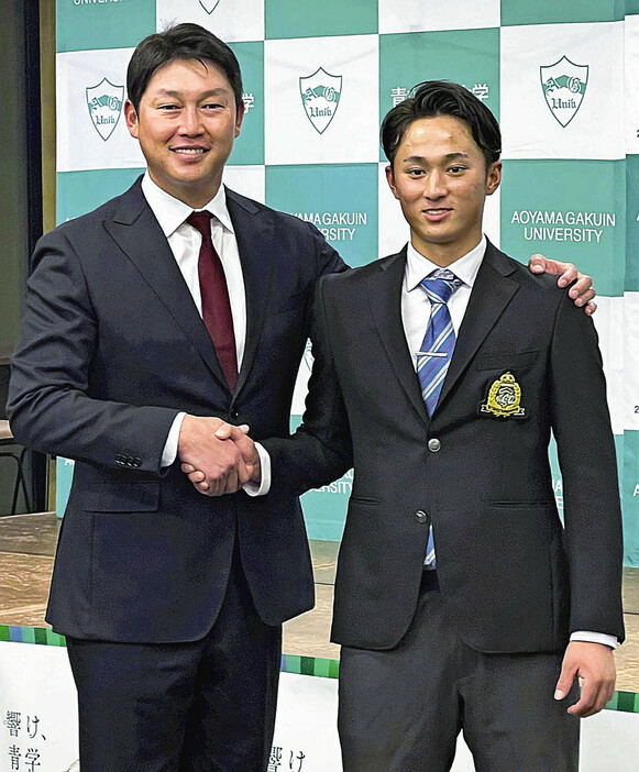 新井監督（左）と握手する佐々木選手（東京都渋谷区で）