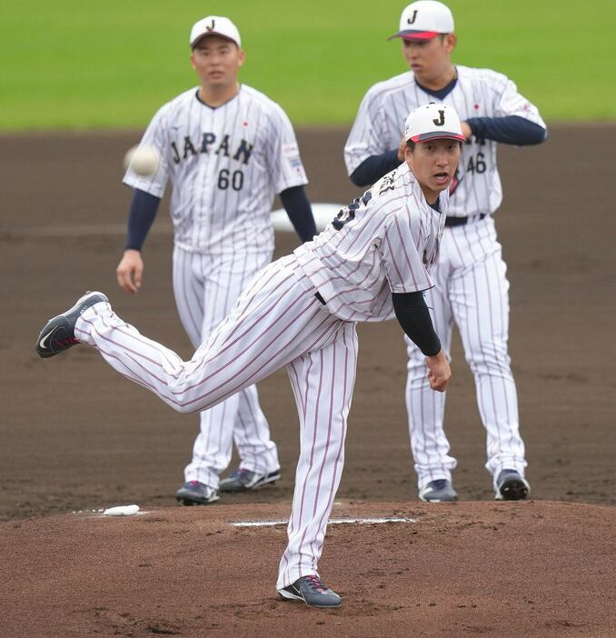 投内連係の練習に臨む侍ジャパン・大勢＝清武総合運動公園（撮影・松永渉平）