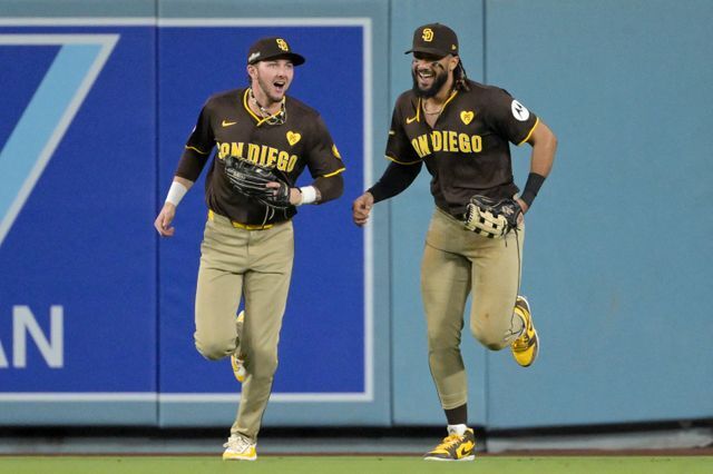 好プレーが続き笑顔をみせるメリル選手(左)とタティスJr.選手(右)【写真：USA TODAY Sports/ロイター/アフロ】