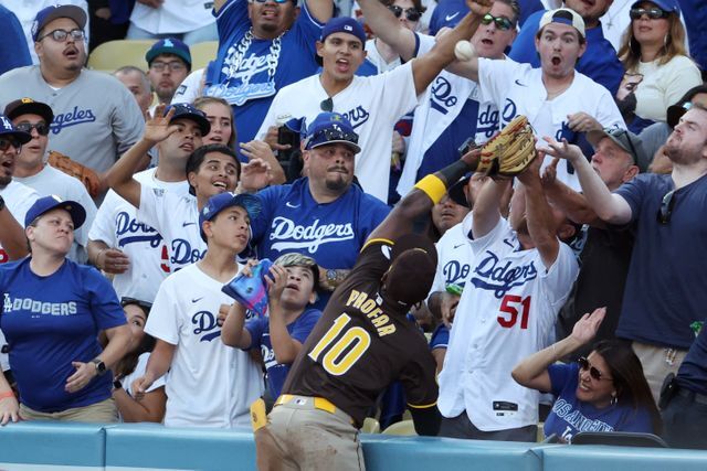 パドレスのプロファー選手がホームランキャッチをみせる(写真：USA TODAY Sports/ロイター/アフロ)