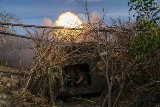 ウクライナ東部チャシウ・ヤール近郊で2024年9月27日、ロシア軍の陣地に向けて砲撃を仕掛けるウクライナ軍兵士=AP