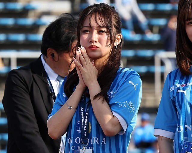 艶やかな水着姿を公開した三田さん。写真：梅月智史（サッカーダイジェスト写真部）