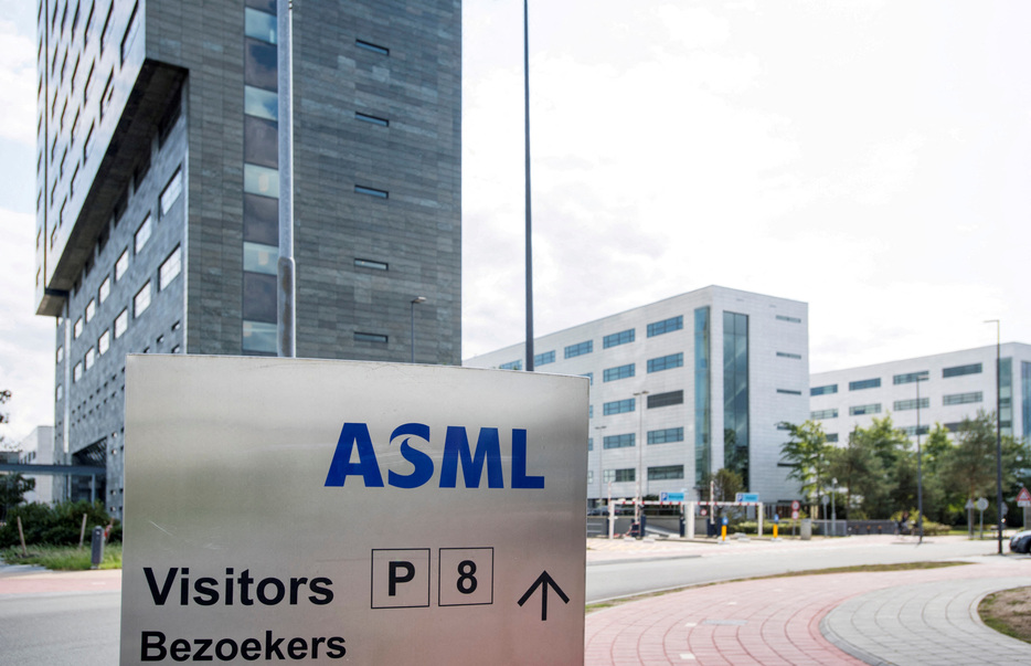 オランダの半導体製造装置メーカー、ＡＳＭＬのクリストフ・フーケ最高経営責任者（ＣＥＯ）は２２日、同社にとって２０２６年は成長の年になるとの見通しを示した。本社で２０１８年撮影。（2024年　ロイター/Piroschka van de Wouw//File Photo）