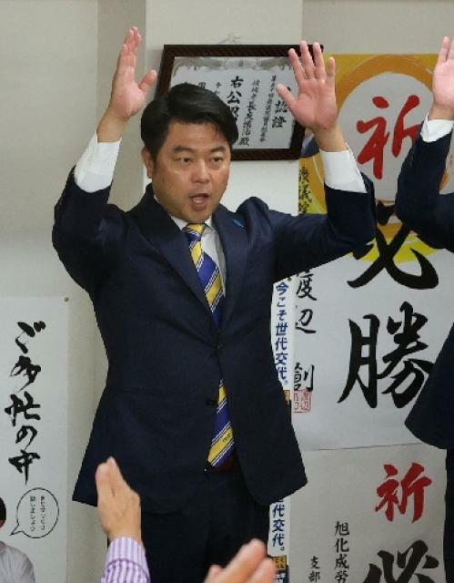 九州比例での復活当選が確実となり、万歳三唱で喜ぶ長友慎治さん＝２８日午前１時４１分、延岡市伊達町１丁目の選挙事務所