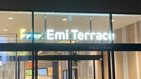 9月にオープンした「エミテラス所沢」。そのフードコートは巨大かつ過ごしやすい、クオリティの高い空間だった（筆者撮影）