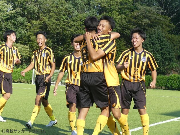 勝利した東海大菅生の選手たち(写真=志水麗鑑)