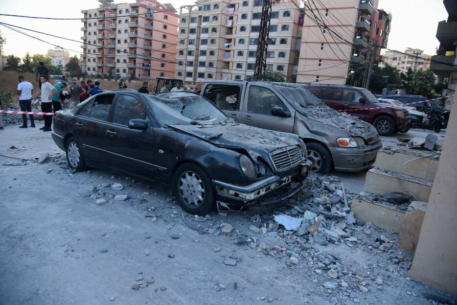 イスラエル軍の空爆で損傷した車＝5日、レバノン北部トリポリ（ロイター＝共同）