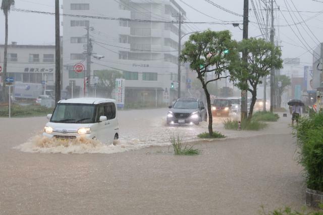 線状降水帯による大雨の影響で冠水したＪＲ日南駅前の国道２２２号＝２２日午後、日南市中央通１丁目（画像の一部を加工しています）