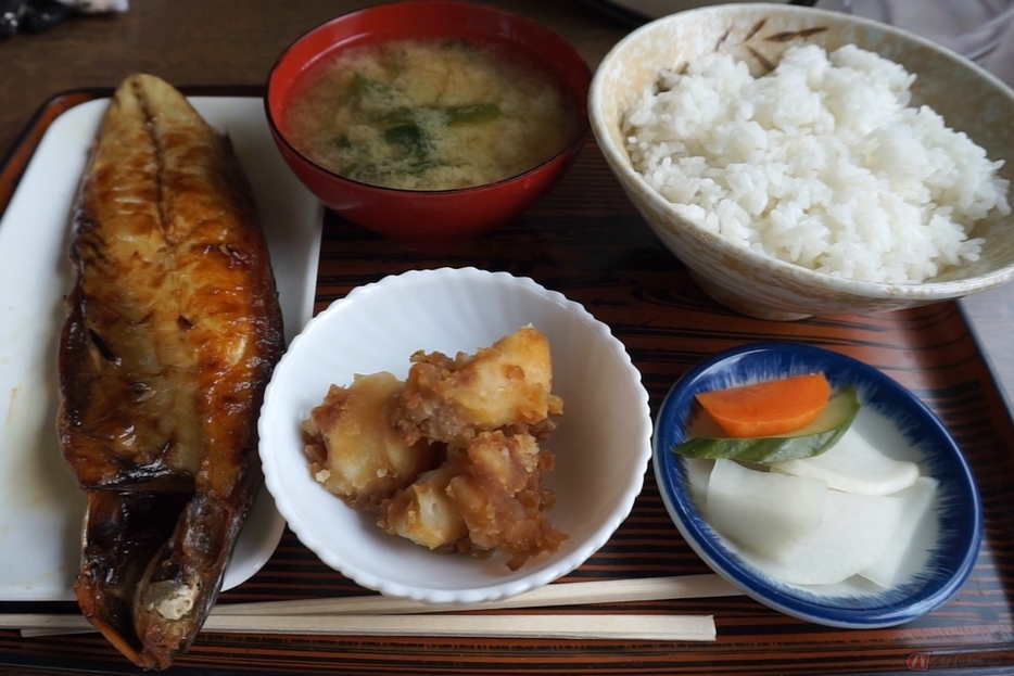 大きな鯖の塩焼きがおかずについて700円(税込)