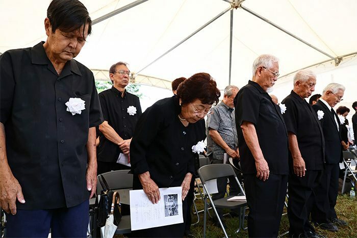 戦没者に黙とうをささげる参列者＝5日正午ごろ、那覇市若狭の旭ヶ丘公園（大城直也撮影）