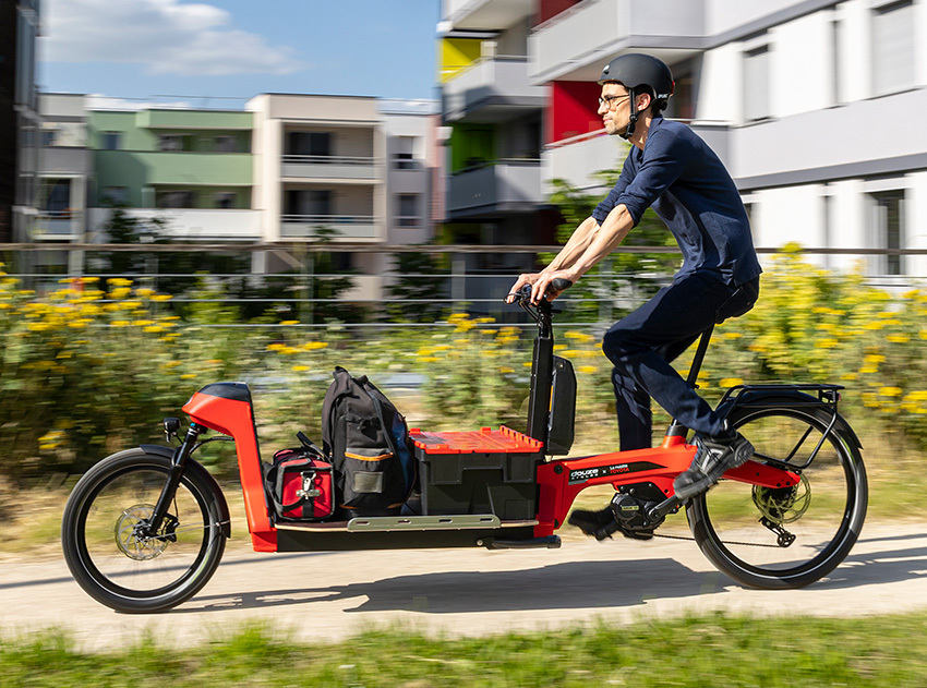 こんな風に100kgまで荷物を自由に載せることができる。交換可能な17個の部品で構成されているので、ぶつけたり壊れてもパーツの交換だけですむ。